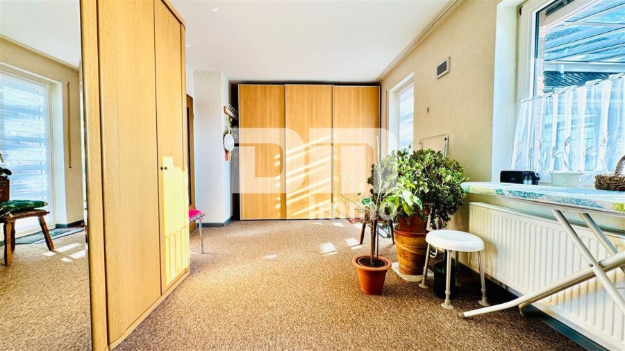 Einfamilienhaus BJ 1980 mit Einliegerwohnung, Studio + Dachterrasse - EG Gästezimmer / Kinderzimmer / Zugang Terrasse